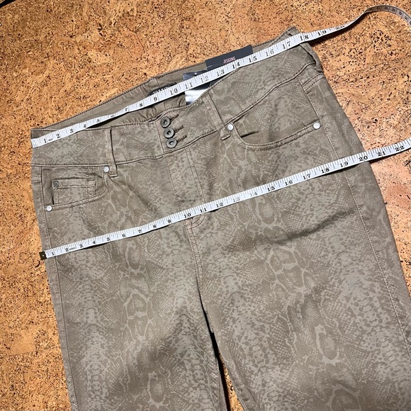 Torrid Jegging Skinny Super Soft High-Rise Jeans In Python Tan NWT Sz 16R - Picture 12 of 14